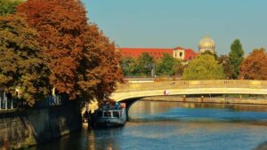 Discover how Spotify’s Slovenia milestone bonus boosts brand hype and what Canadian advertisers can learn.